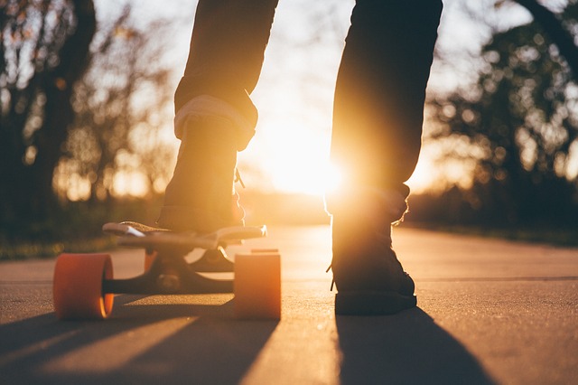 nohy u skateboardu