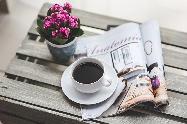 ranní káva s časopisem