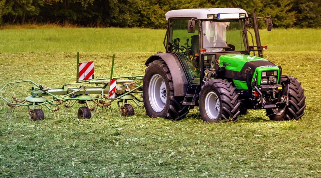 zelený traktor